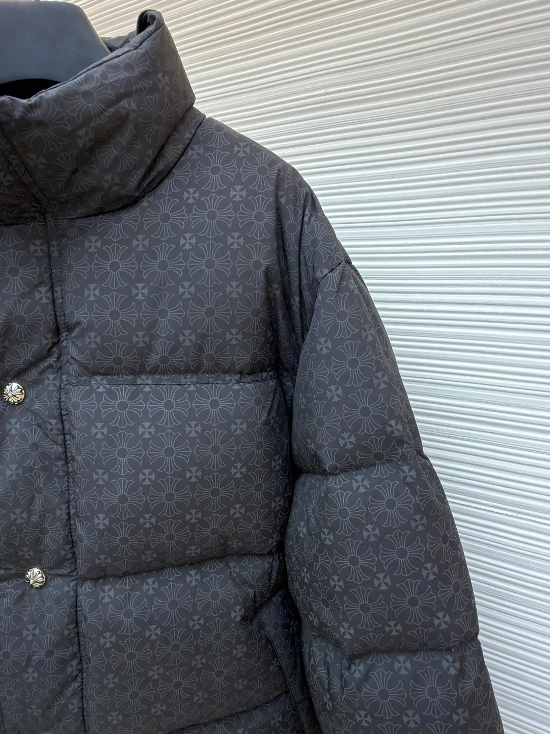 Chrome Hearts Dark Pattern Silver Buckle Down Jacket ●Item No.: 1680822-D60 ●Fabric: Nylon Fabric ●Technology: Handmade Tailoring ●Version: Fitted ●Weight: Approximately 915g ●Size: S-M-L-XL ●Description: Made of imported nylon printed dark pattern fabric, high neckline to prevent wind and cold, double-layer liner to prevent velvet, excellent warmth retention Counter-position tailoring, double placket zippers and snap buttons, hand-stitched genuine leather main label, every detail reveals low-key luxury! The top version, with an internal charge of about 380 grams, national standard 95 white goose down, fluffy and warm, feels good, and the upper body is not bloated and can be controlled at will. The version is restored, and all kinds of hardware accessories, cross zippers, are all customized and molded, oxidized and distressed! The overall wiring is straight and delicate, the fabric is comfortable and soft, and the color is consistent without color difference. It can be matched with the same style to create a fashionable look and control various occasions. Customized accessories, complete with three standards, same style for men and women!